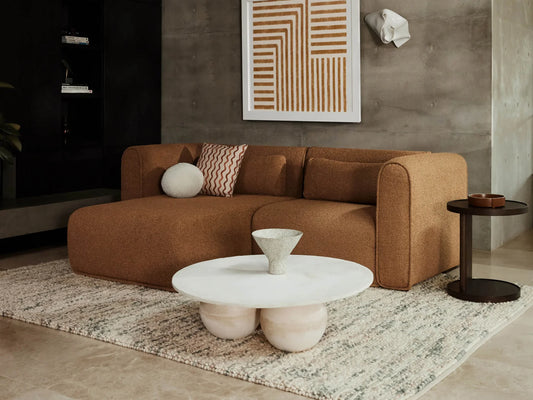 Modern tasarımlı kahverengi lüks köşe koltuk açık oturma odasında dekoratif yastıklarla