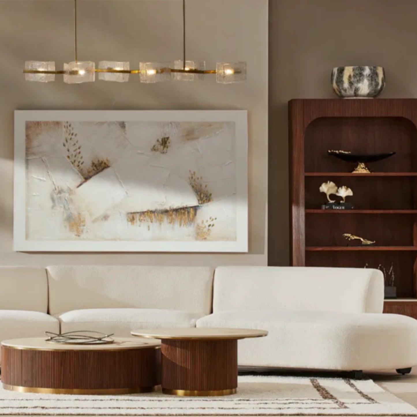 Modern dekorlu oturma odasında beyaz koltuk önünde lüks salon orta sehpası ve şık aydınlatma