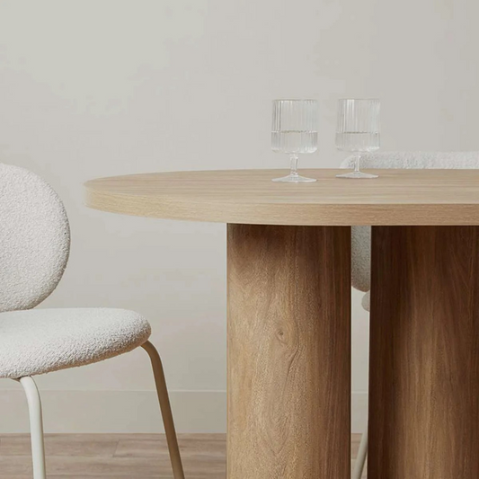 Mobilya Koltuk tasarımı modern ahşap yemek masası ve beyaz kumaş sandalye ile şık yemek alanı