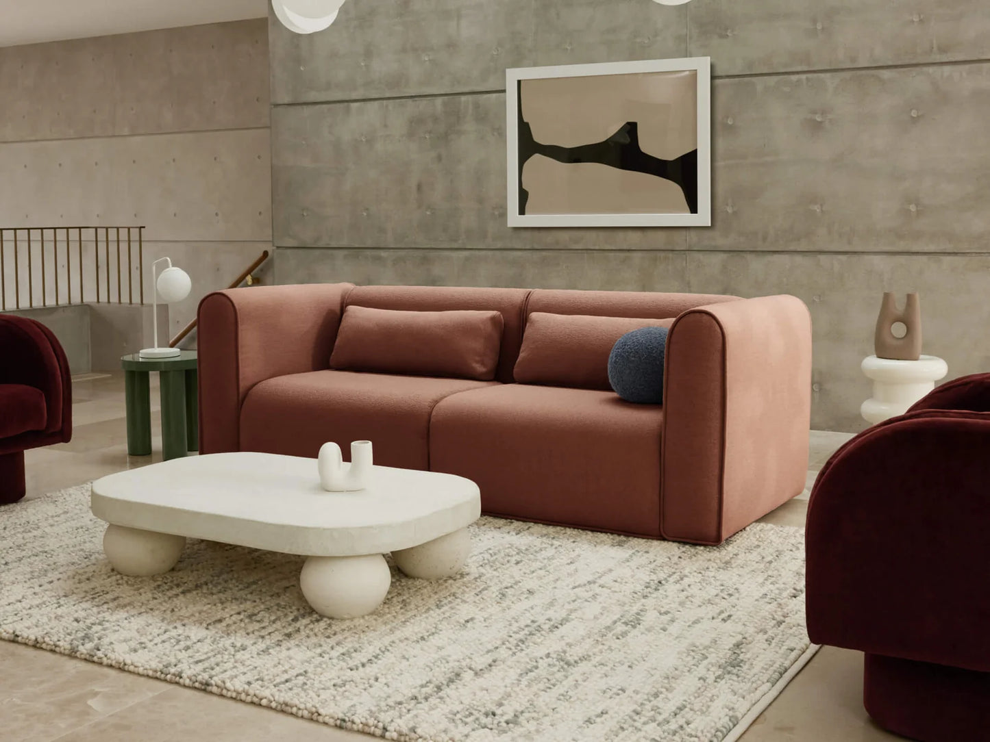 Mobilya Koltuk marka modern pembe üçlü kanepe ve dekoratif yuvarlak beyaz sehpa ile salon dekoru