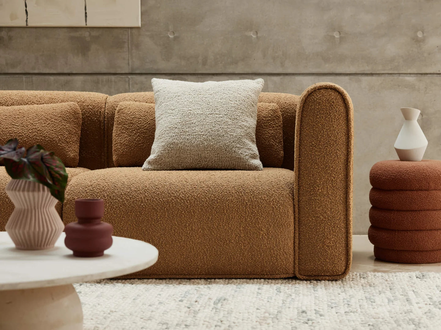 Mobilya Koltuk markası kahverengi peluş kumaş detaylı modern tekli koltuk