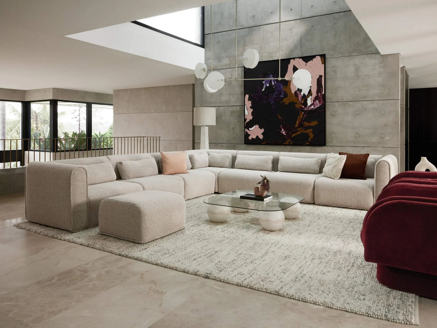 Modern beige köşe koltuk takımı, cam sehpa ve açık konsept salon dekoruyla Mobilya Koltuk ürünü