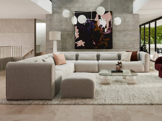 Modern gri köşe koltuk seti büyük oturma odasında şık cam sehpa ve dekoratif yastıklarla