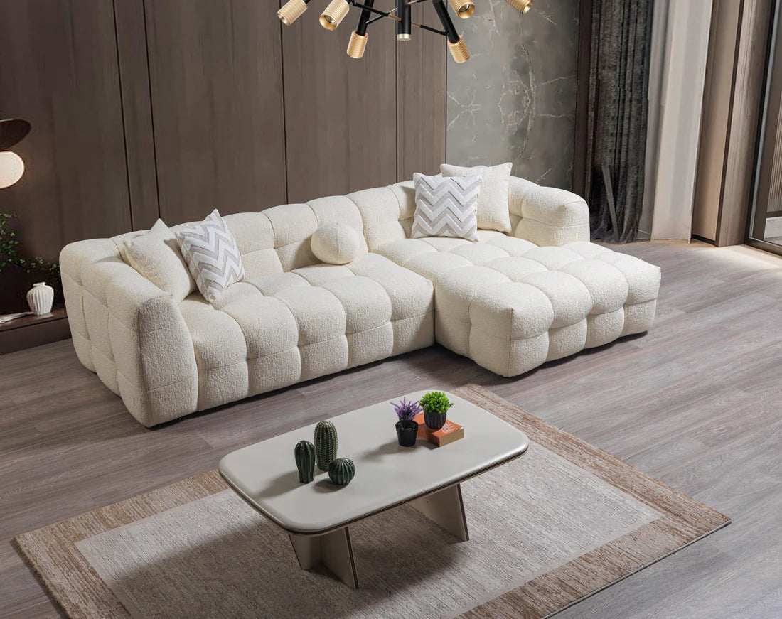 Mobilya Koltuk markalı beyaz modern köşe koltuk, dekoratif yastıklar ve sehpa ile salon dekorasyonu