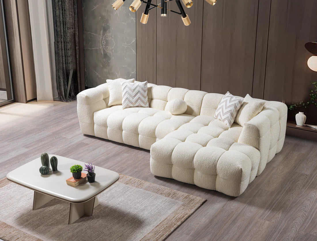 Mobilya Koltuk beyaz peluş köşe koltuk, modern tasarım ve rahat minderlerle salon dekorasyonu için ideal