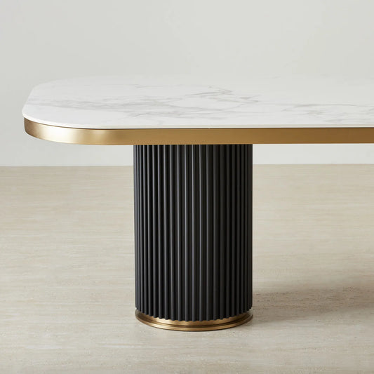 Modern masa takımı beyaz mermer üst yüzey ve siyah silindirik metal ayak detayları ile