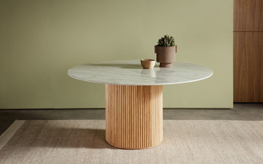 Mobilya Koltuk tasarımı yuvarlak mermer üstlü modern yemek odası takımı ahşap detaylarla