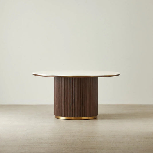 Mobilya Koltuk markasına ait modern yuvarlak yemek masası beyaz üst yüzey ve ahşap silindirik ayak