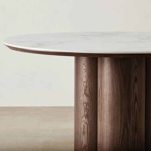 Mermer üst yüzeyli ve yuvarlak ahşap ayaklı modern tasarım yuvarlak yemek masası