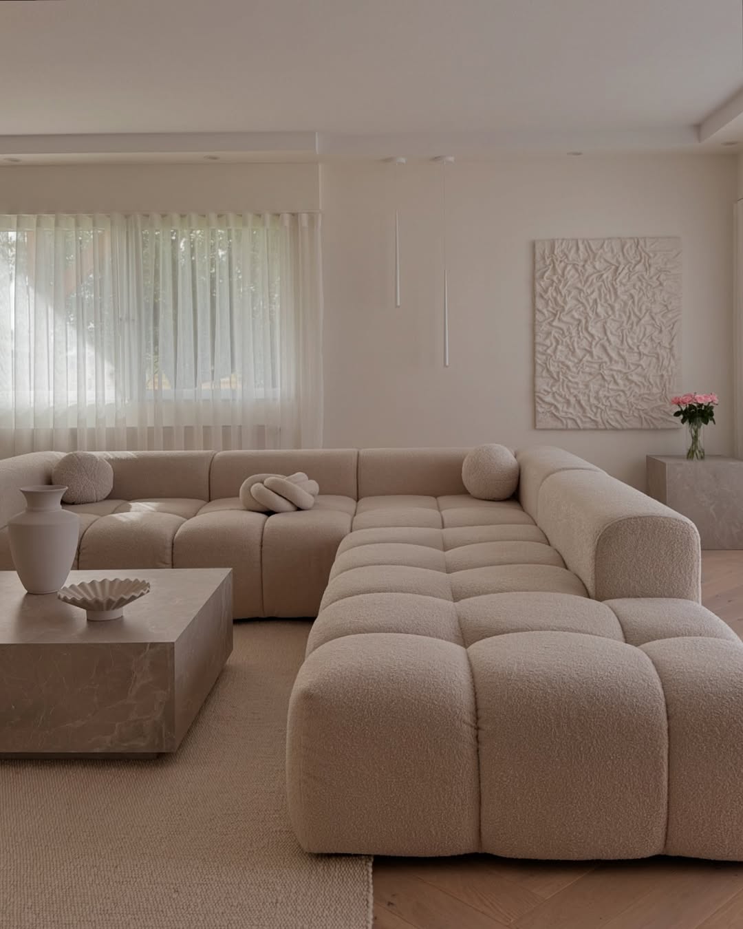 Modern tasarımlı krem rengi konforlu modüler köşe koltuk geniş oturma alanı ile