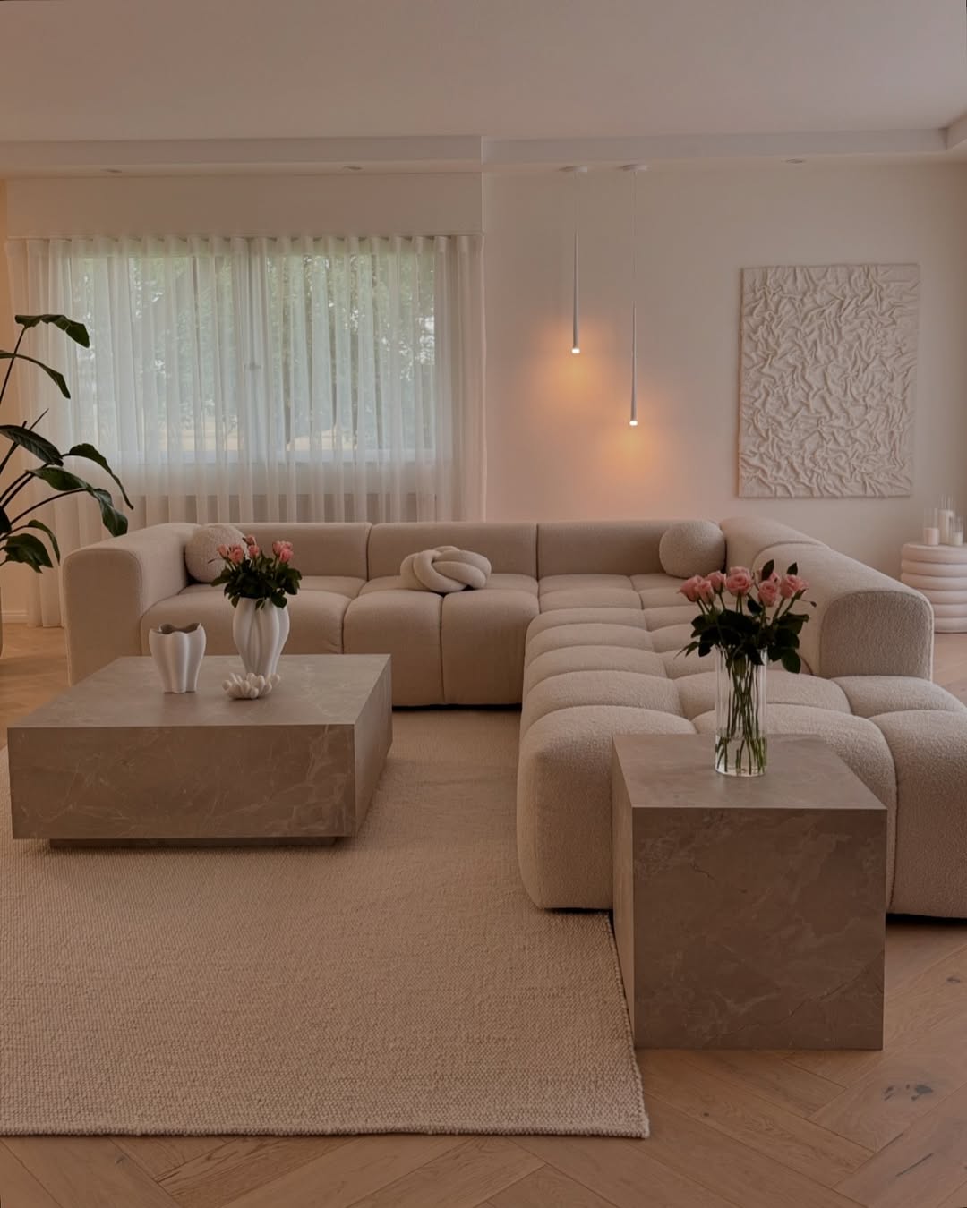 Modern tasarımlı bej renkli modüler köşe koltuk geniş oturma alanı ile şık salon dekorasyonu