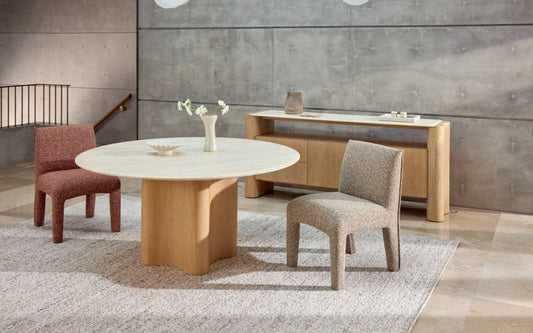 Mobilya Koltuk markasına ait modern tasarımlı özel tasarım masa ve iki kumaş kaplı sandalye