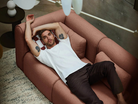 Mobilya Koltuk markasına ait kahverengi modern tasarım rahat kanepe üzerinde yatan adam