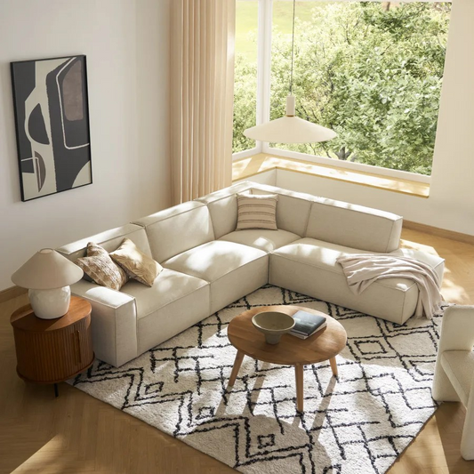 Mobilya Koltuk krem rengi köşe tasarım l koltuk, dekoratif yastıklar ve modern oturma odasında halı üzerinde