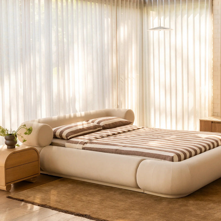 Modern karyola çeşitleri arasında yer alan krem rengi ve minimalist tasarımlı konforlu yatak odası karyolası