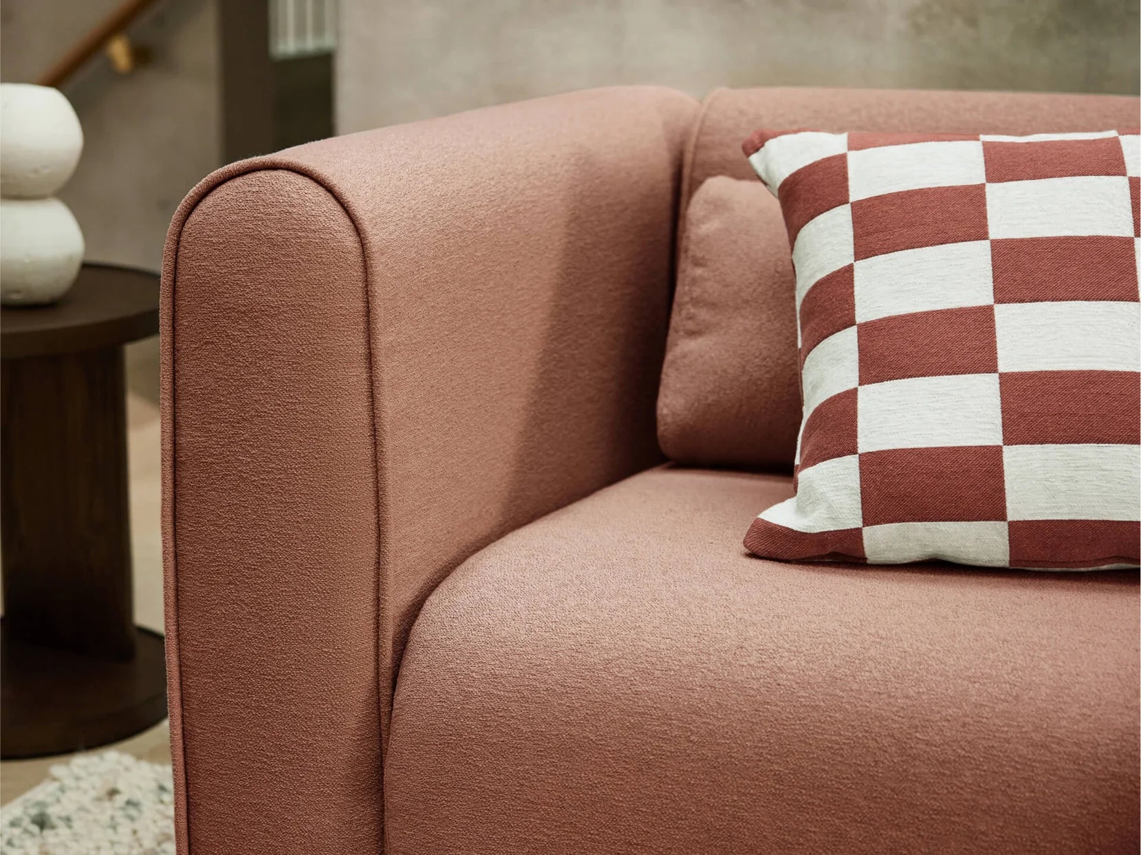 Bordo tonlarında büyük salon köşe takımı detaylı kumaş dokusu ve kare desenli yastık