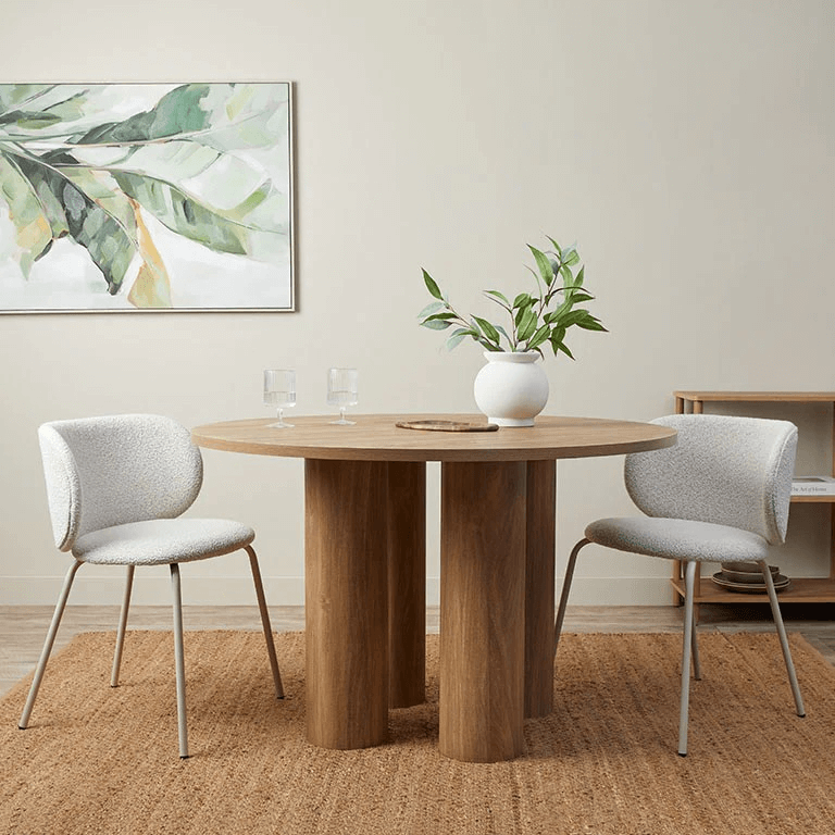 Mobilya Koltuk yuvarlak ahşap indirimli yemek masası modelleri beyaz sandalyelerle modern salon dekorunda