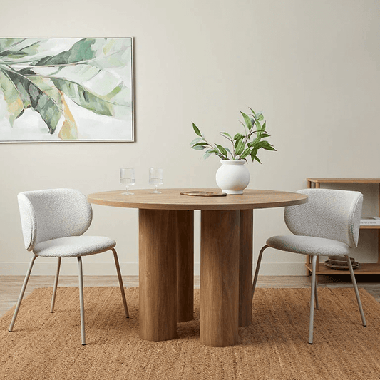 Mobilya Koltuk yuvarlak ahşap indirimli yemek masası modelleri beyaz sandalyelerle modern salon dekorunda
