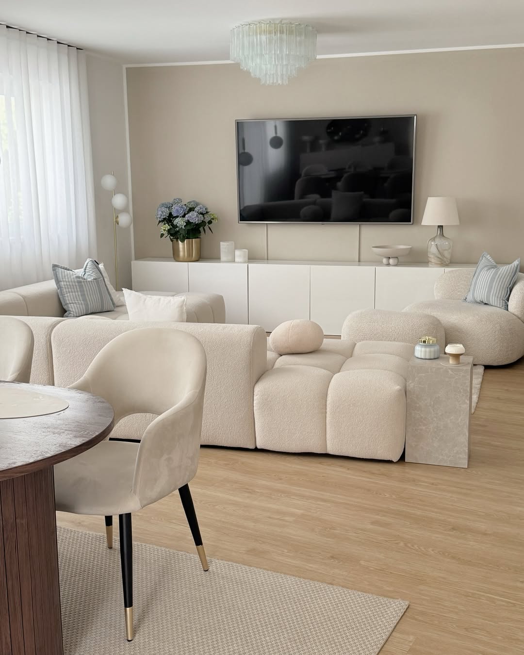 Modern ve şık tasarıma sahip kırık beyaz renk köşe koltuk modelleri salon dekorasyonunda kullanılmış