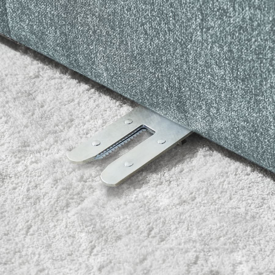 Mobilya Koltuk metal kanepe ayağı detayı üzerinde gri halı ile modern tasarım