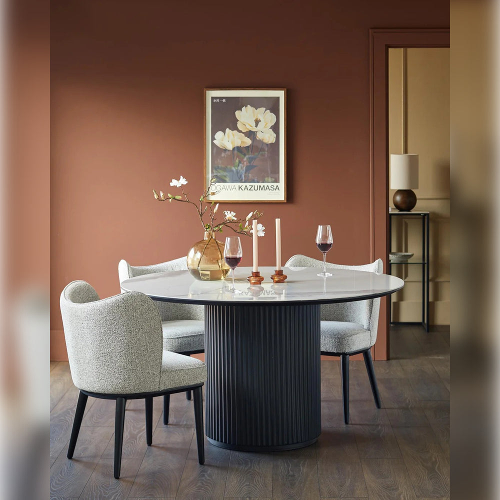 Şık oturma alanında four sandalye ile birlikte minimalist beyaz masa dekoratif vazoyla