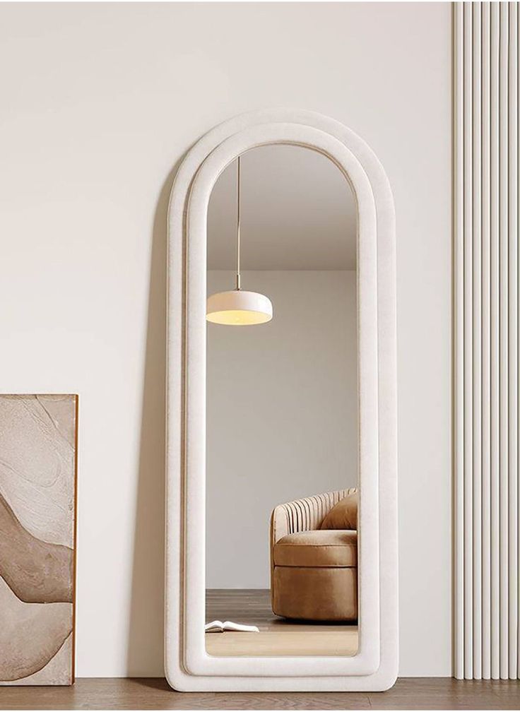 Mobilya Koltuk tasarımı beyaz çerçeveli minimalist boy aynası salon dekorunda