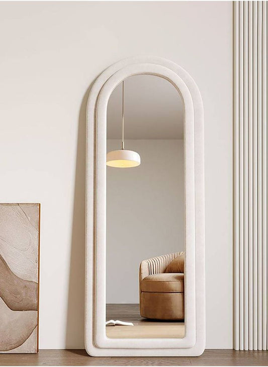 Mobilya Koltuk tasarımı beyaz çerçeveli minimalist boy aynası salon dekorunda