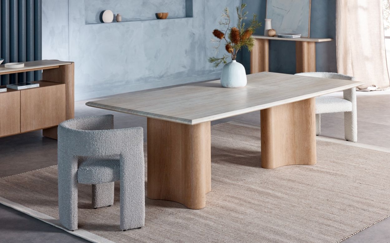 Mobilya Koltuk markasına ait modern ahşap masa, açık renk doğal ahşap ve minimalist tasarım