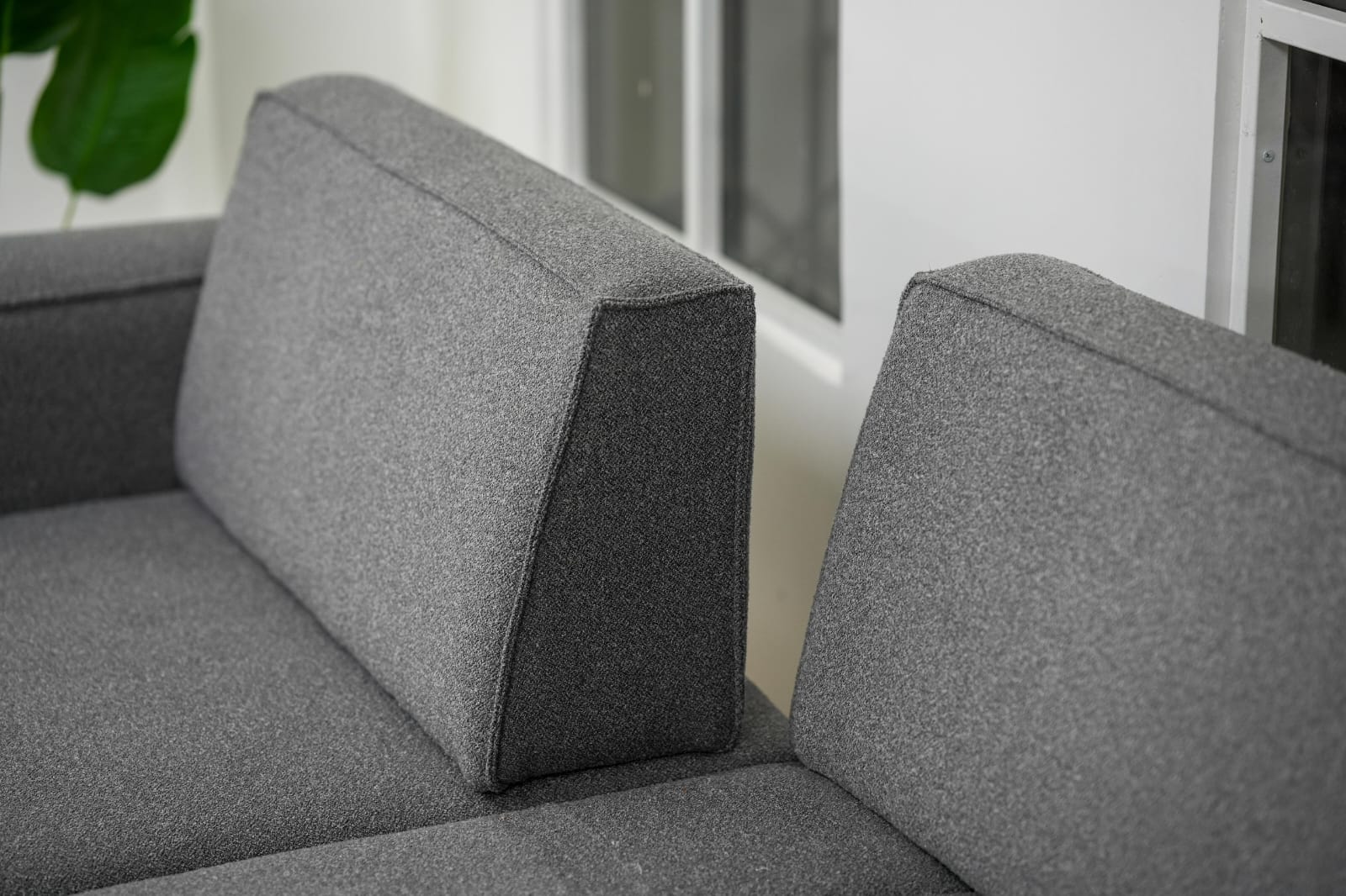 Gri renk kumaştan üretilmiş modern koltuk takımı detaylı yan ve sırt görünümü