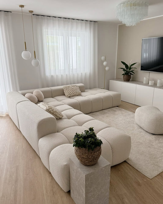 Modern ve rahat tasarıma sahip beyaz köşe koltuk modelleri şık salon dekorasyonunda