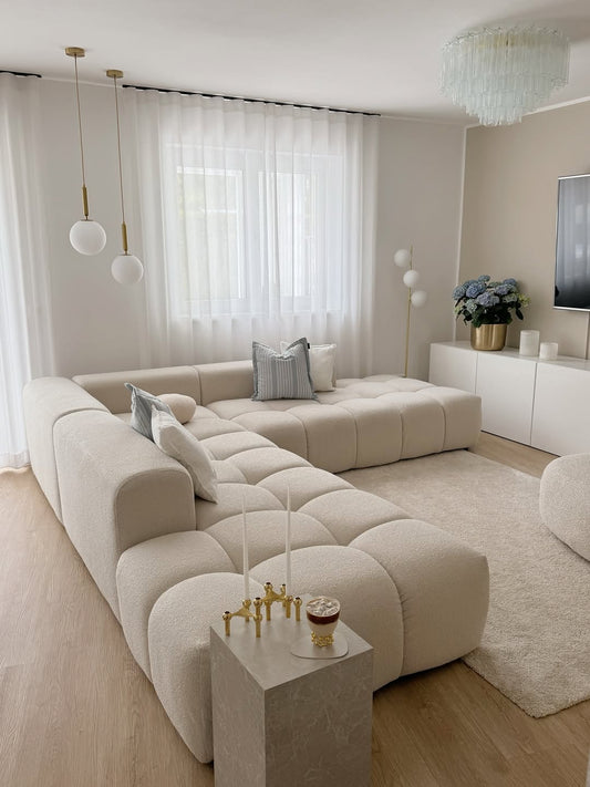 Modern tasarımlı beyaz köşe koltuk modelleri açık ve şık oturma odasında