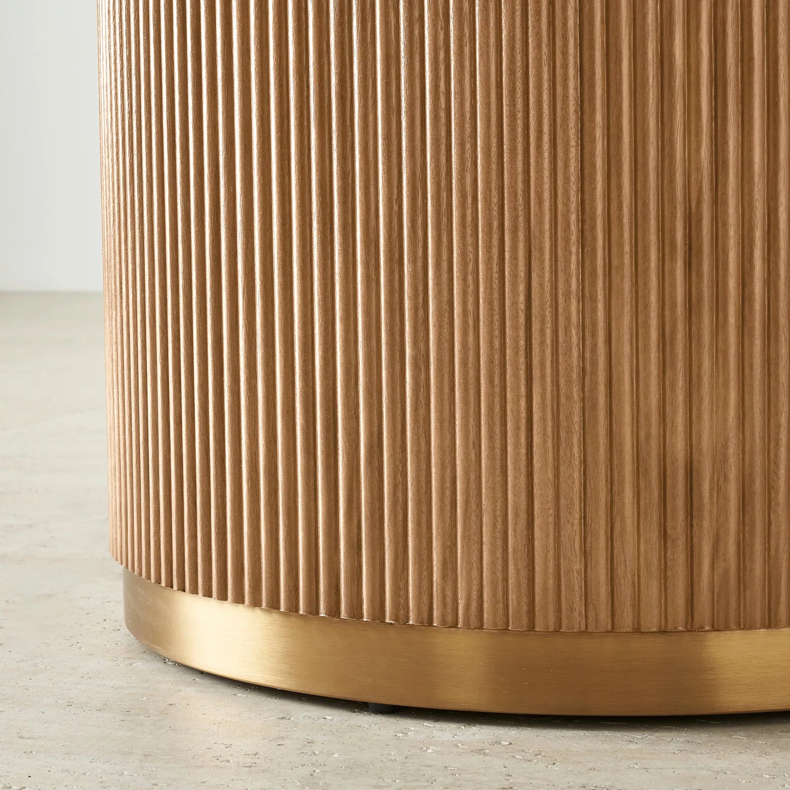 Modern yuvarlak yemek masası panel detaylı ahşap ve altın renkli metal ayak