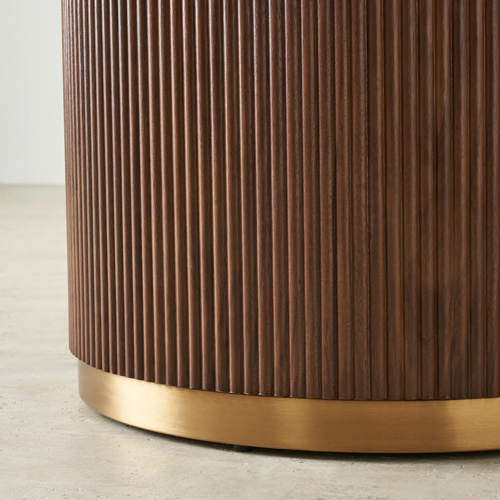 Modern yuvarlak yemek masası detaylı ahşap tasarım ve altın renkli metal taban