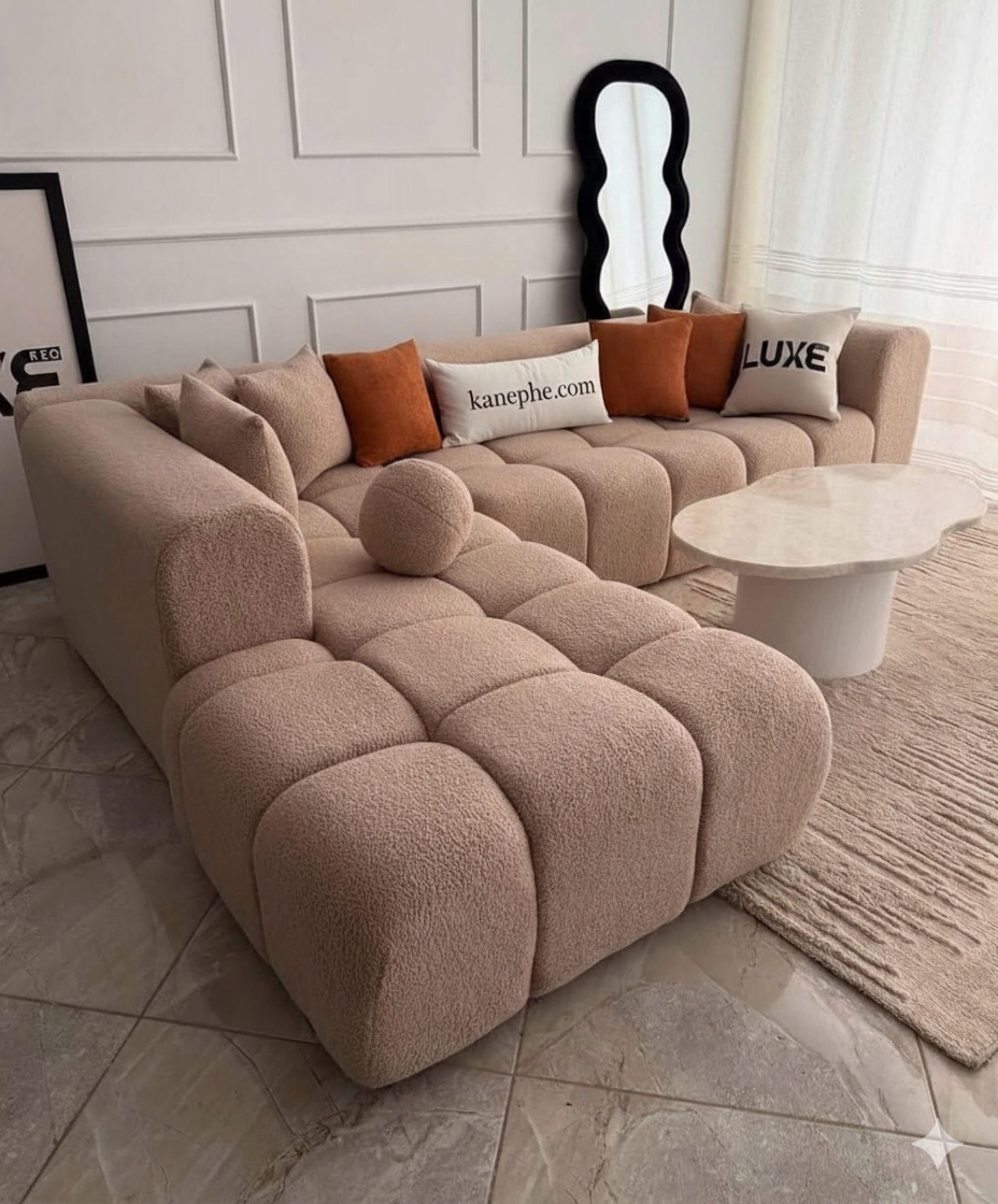 Pony köşe koltuk, yumuşak dokusu ve modern tasarımıyla şık bir oturma alanı sunuyor.